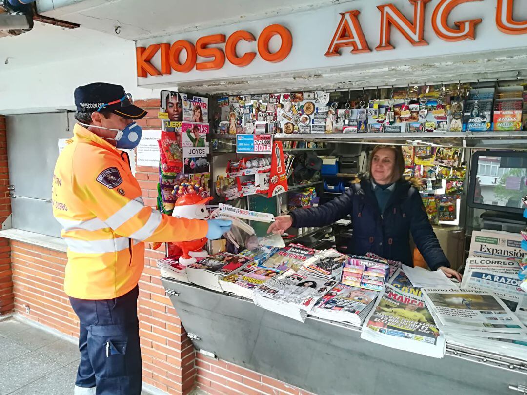 Voluntarios de Protección CIvil colaboran en el reparto de este material y de otros que aporta la iniciativa privada, como es el caso de las pantallas protectoras de esta imagen