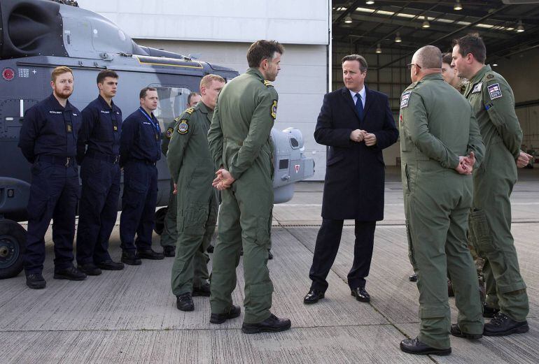 David Cameron charla con el personal de la Royal Navy 