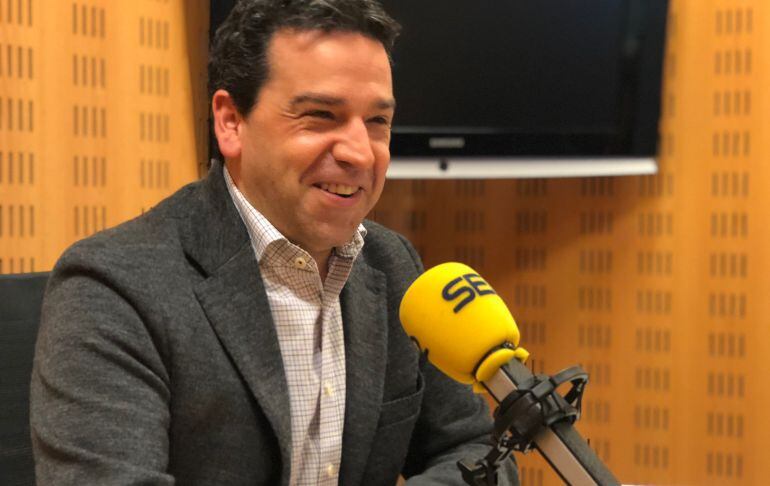 El portavoz de la Diputación, Imanol Lasa, en los estudios de Radio San Sebastián. 