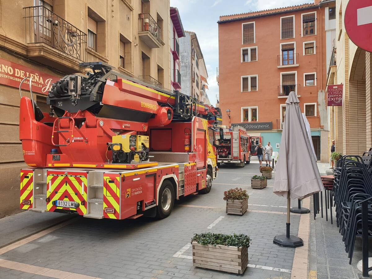 Bomberos y Policía Local apagan un incendio en una vivienda en Barbastro