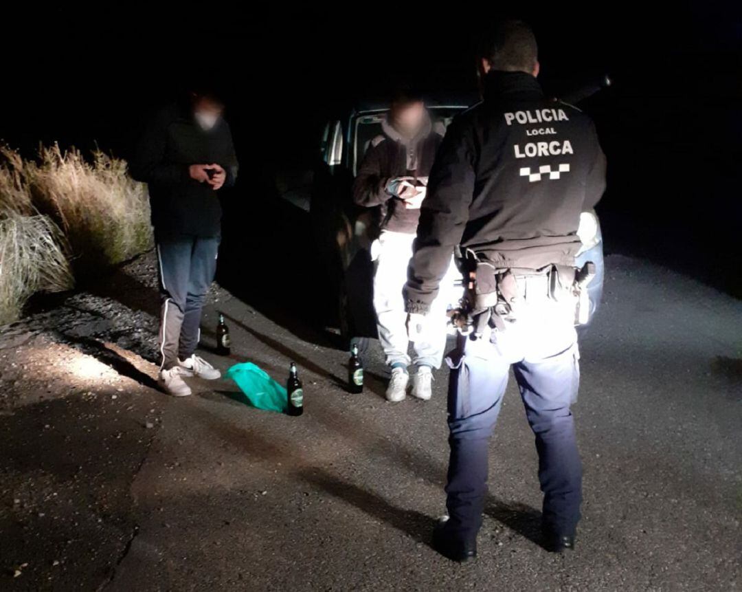 Hacer botellón sin mascarilla dentro del coche: nueva forma de saltarse las restricciones contra el Covid 