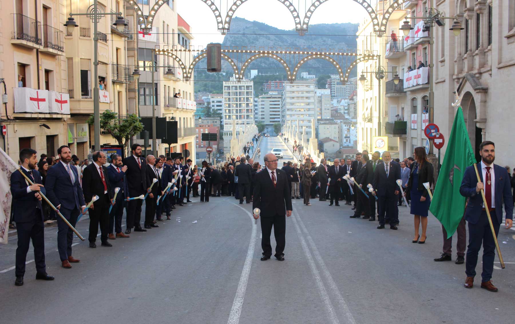 Los cargos de este año, precedidos por los sargentos ostentando las banderas de la cruz y la media luna