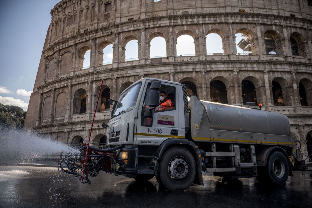 Un camión desinfecta las zonas aledañas al Coliseo en Roma