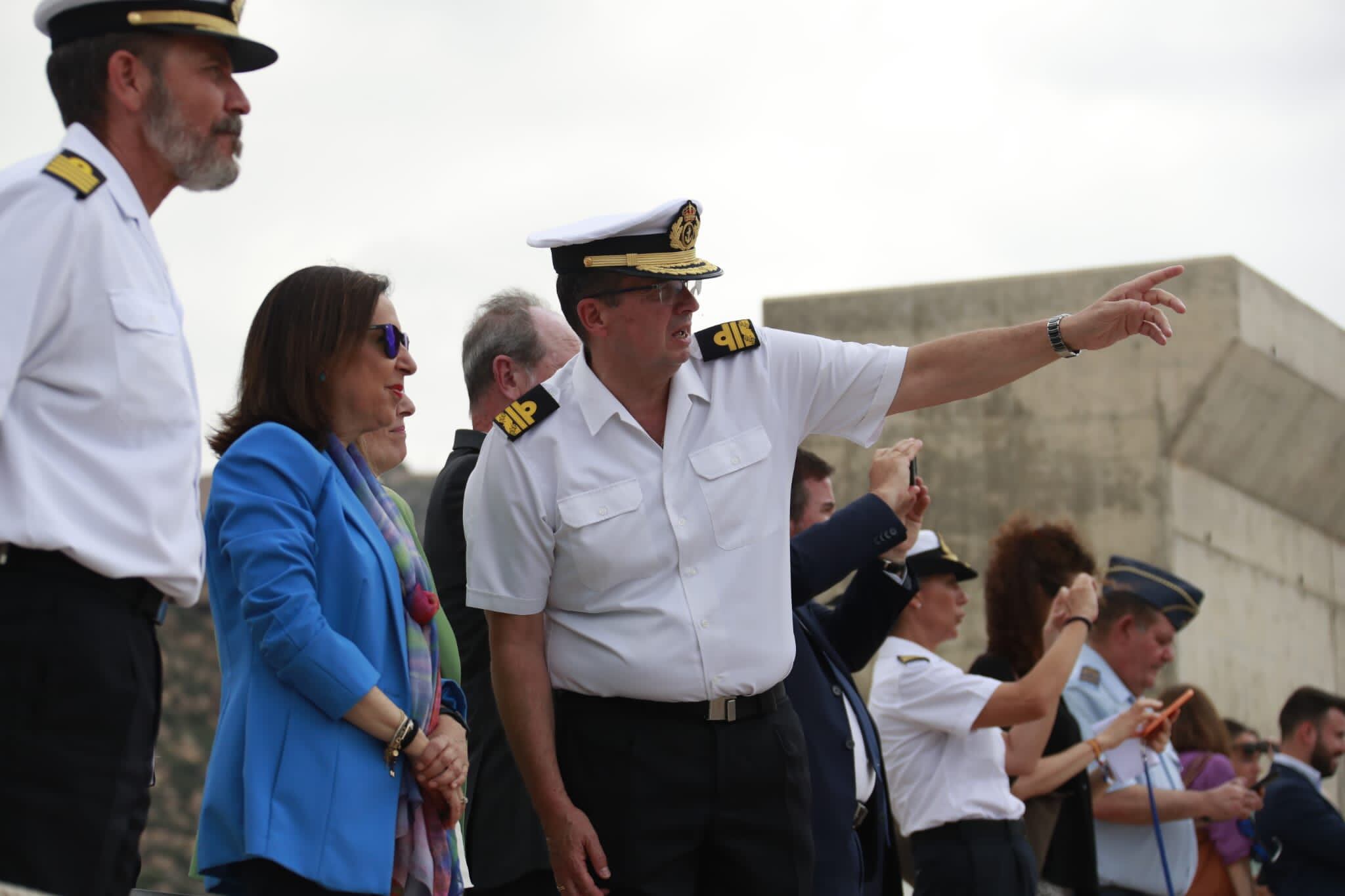 Margarita Robles supervisa los avances del S-81 en Cartagena