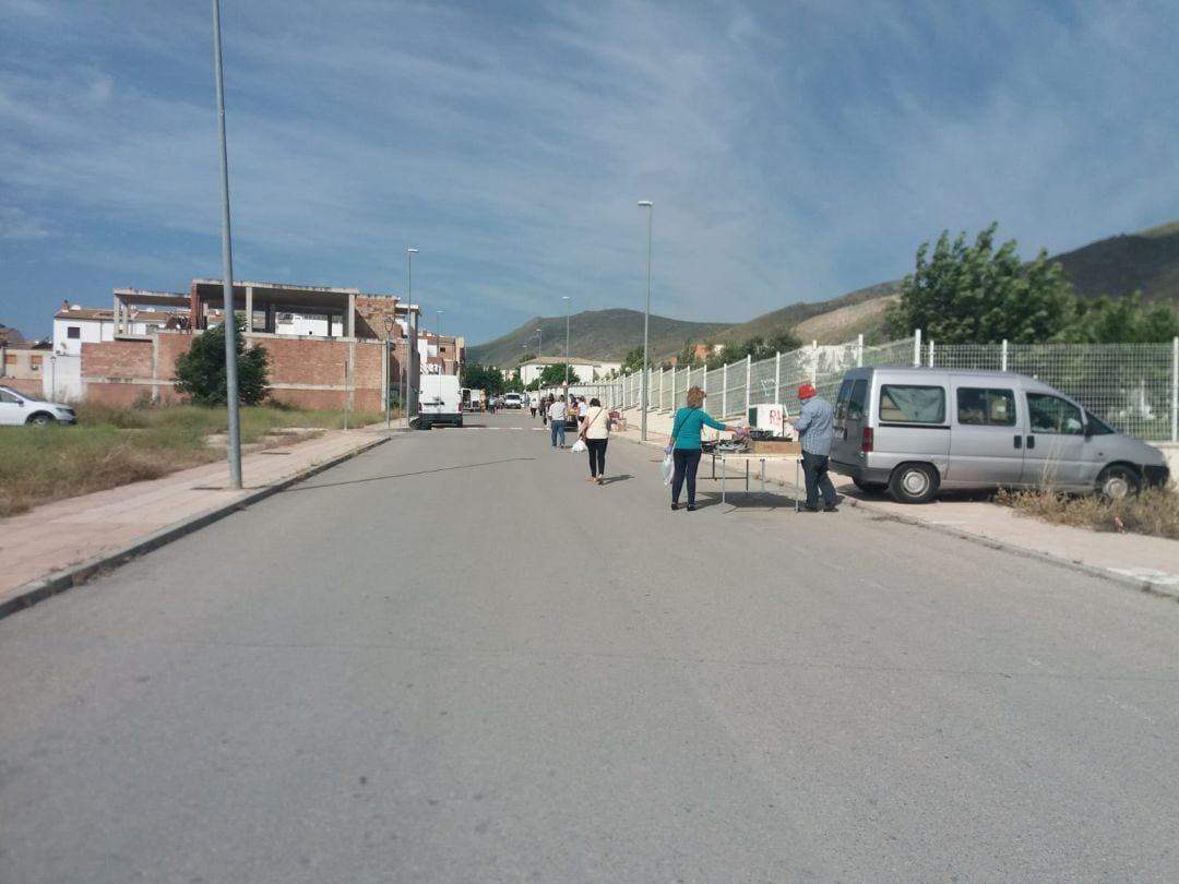 Aspecto que mostraba el mercadillo en plena hora punta