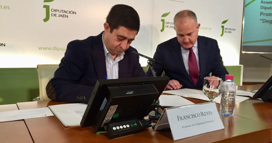 Francisco Reyes y Gaspar Nogueran firman el acuerdo entre Diputación y Carrefour