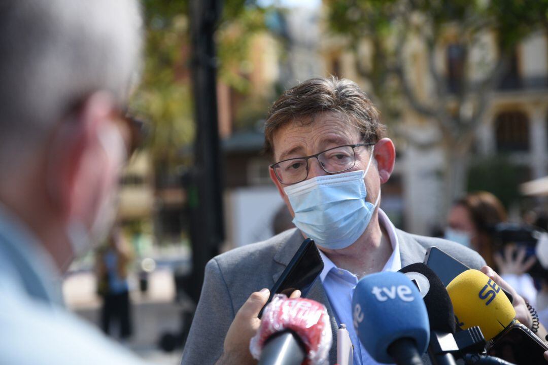 El presidente de la Generalitat Valenciana, Ximo Puig, durante una concentración en la Plaza del Ayuntamiento de València. 