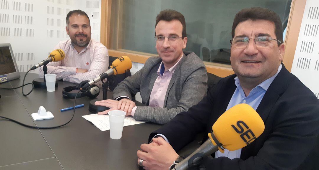 De izquierda a derecha, Carlos Delgado, portavoz de ULEG, Miguel Ángel Recuenco. portavoz del PP en Leganés, y Pedro Atienza, portavoz del PSOE en Leganés