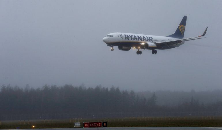 Un avión de Ryanair aterriza en el aeropuerto internacional de Riga (Letonia), en una imagen de archivo.