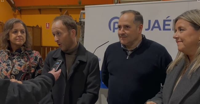 Momento en el que Erik Domínguez atiende a Radio Jódar SER, acompañado de la secretaria general, Elena González (Dcha.) y la consejera de Sostenibilidad, Catalina García (Izquda.)