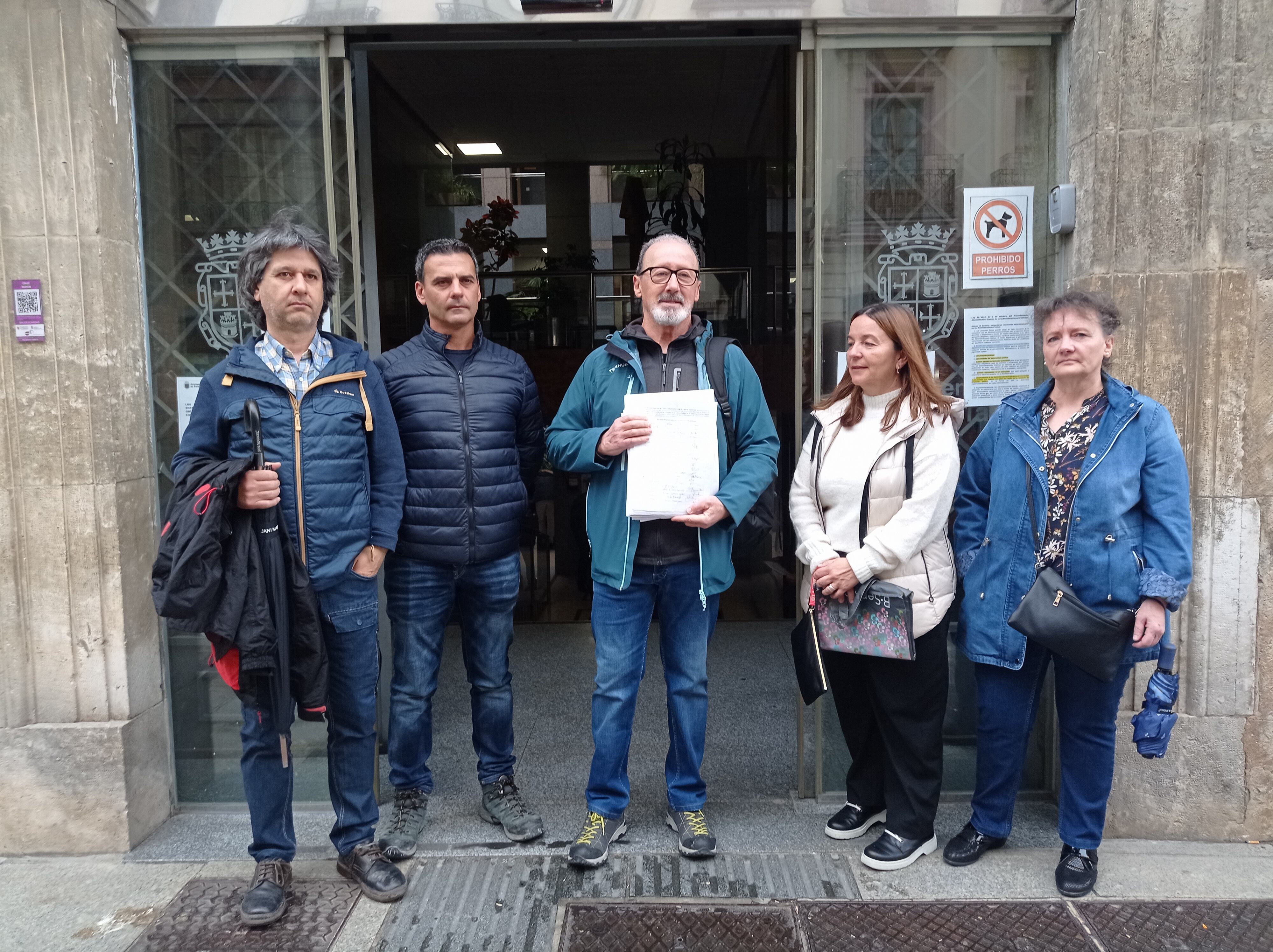 Los vecinos de la calle Los Fresnos después de registrar más de 2.000 firmas contra el proyecto