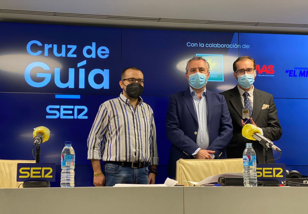 De izquierda a derecha, José Ángel Cuenca, Paco García y José Manuel Álvarez, ganador del Concurso de Cultura Cofrade de Cruz de Guía