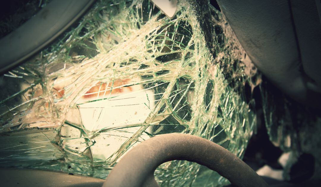 A la llegada de los servicios de emergencias encontraron a los jóvenes atrapados en el interior del vehículo, uno de ellos había fallecido en el acto