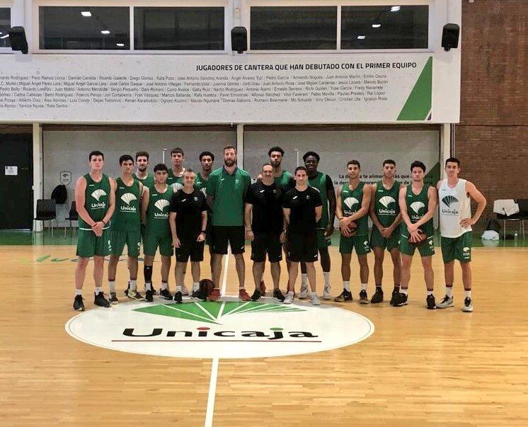 Grupo de jugadores que entrenan estos días en Los Guindos