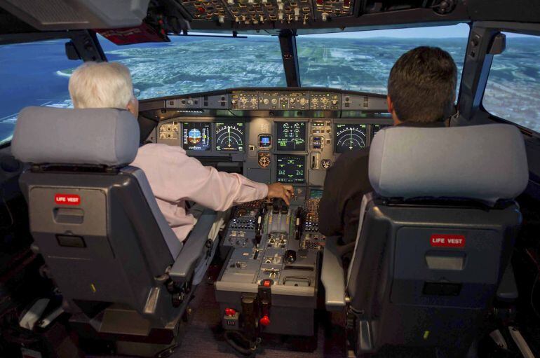 Fotografía facilitada por la compañía Airbus que muestra a un piloto y un copiloto en el simulador de un A320.