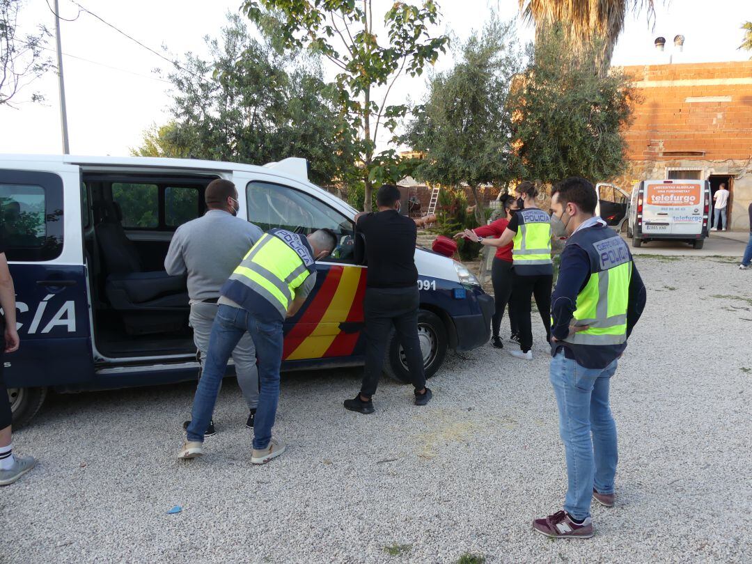 Once detenidos, entre ellos una menor de edad, en Molina de Segura cuando recogían y secaban marihuana