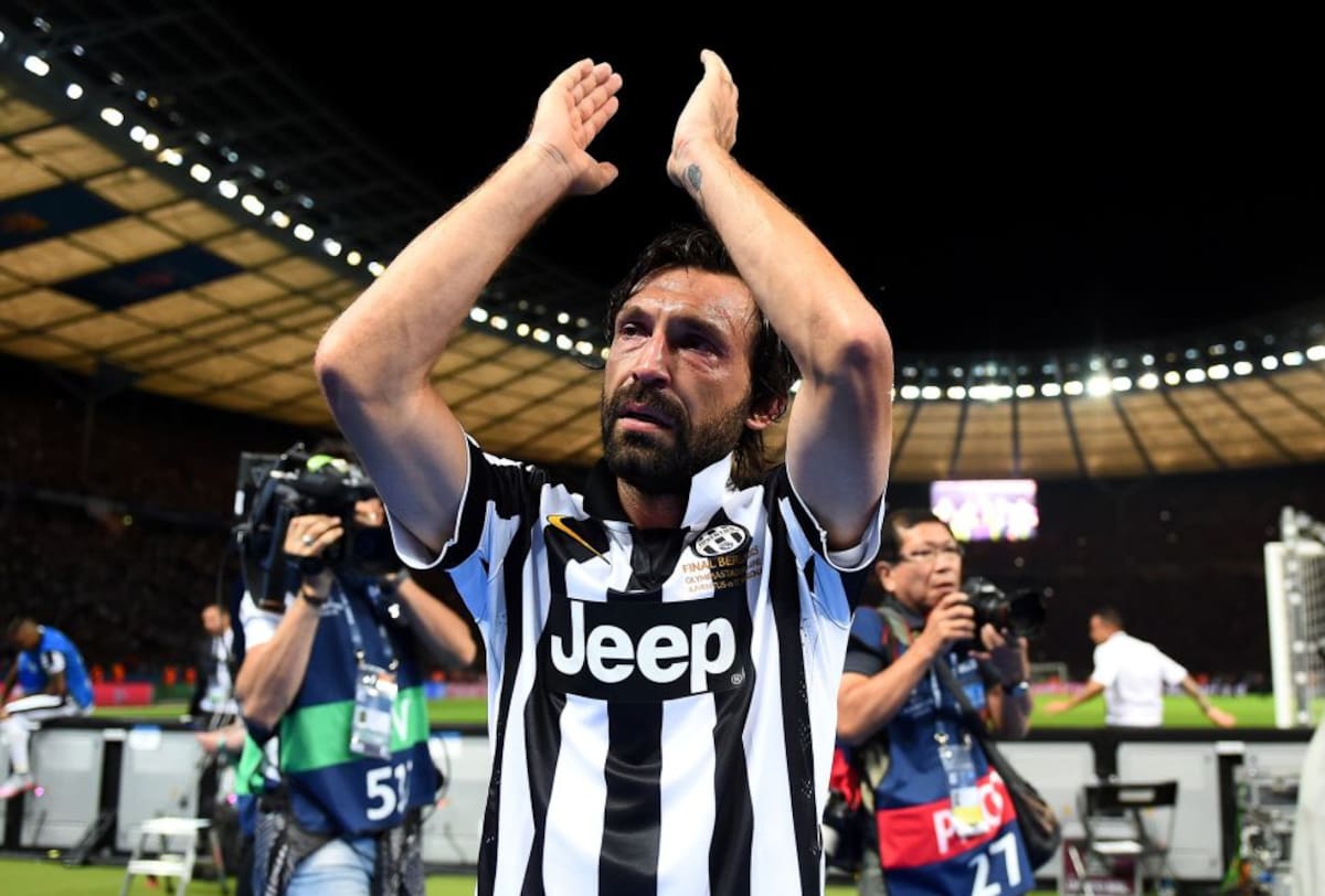 Andrea Pirlo aplaude a su afición al deselance del encuentro y sus seguidores le corresponden a modo de ovación