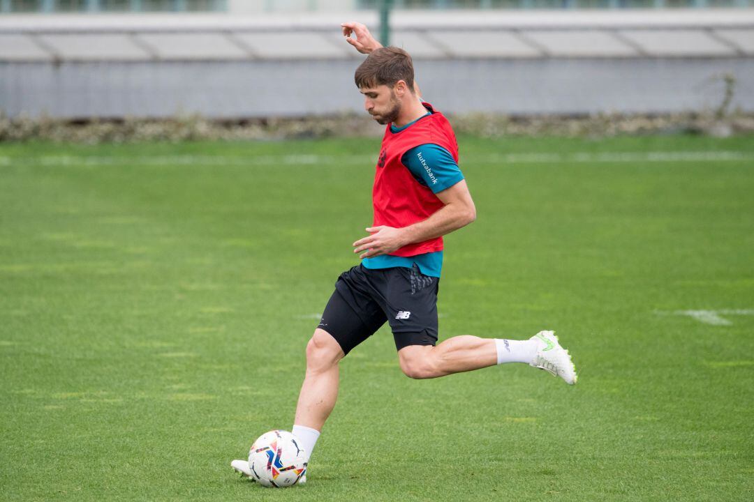 Yeray Álvarez, durante el entrenamiento de este lunes en Lezama