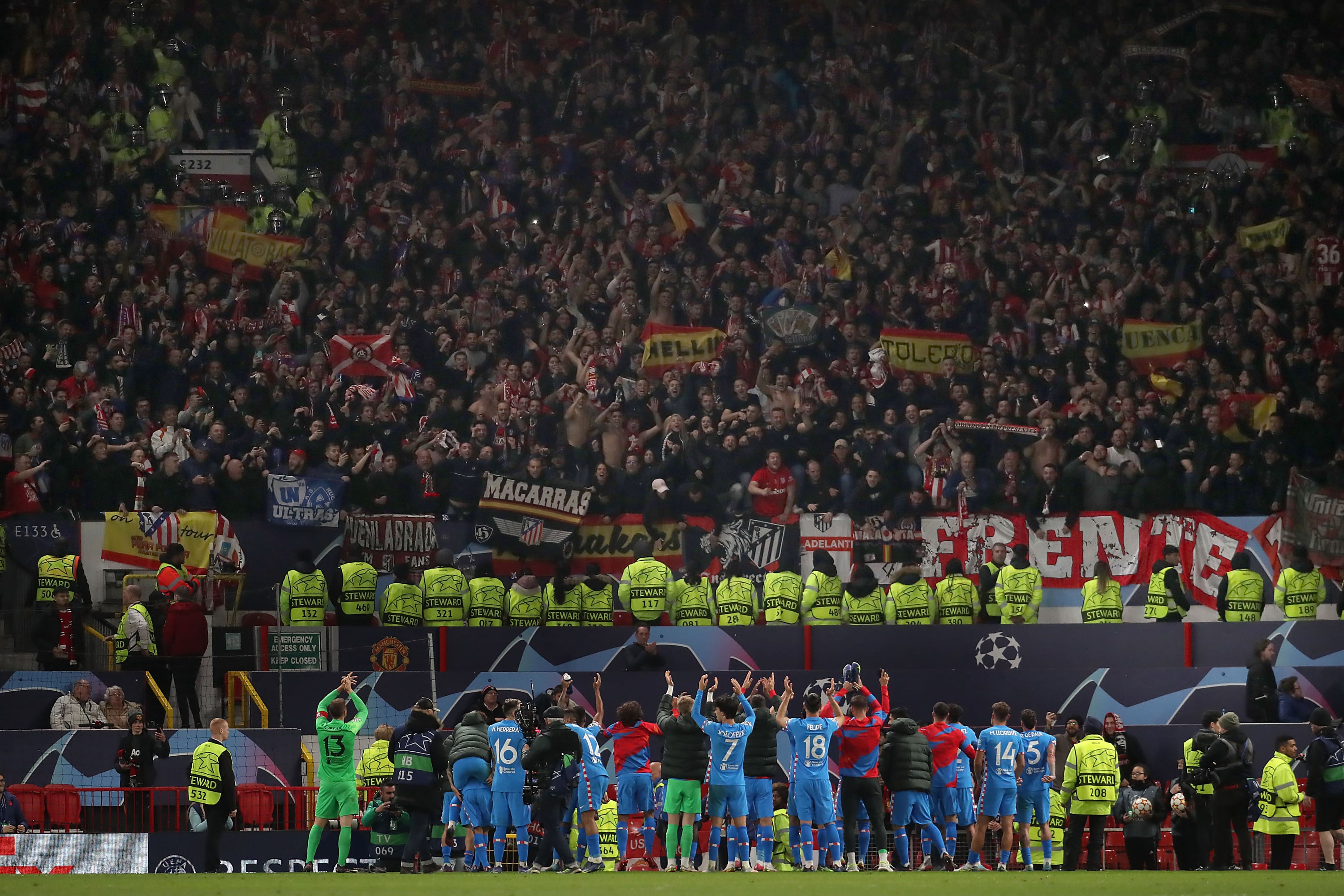 La afición del Atlético de Madrid en las gradas de Old Trafford