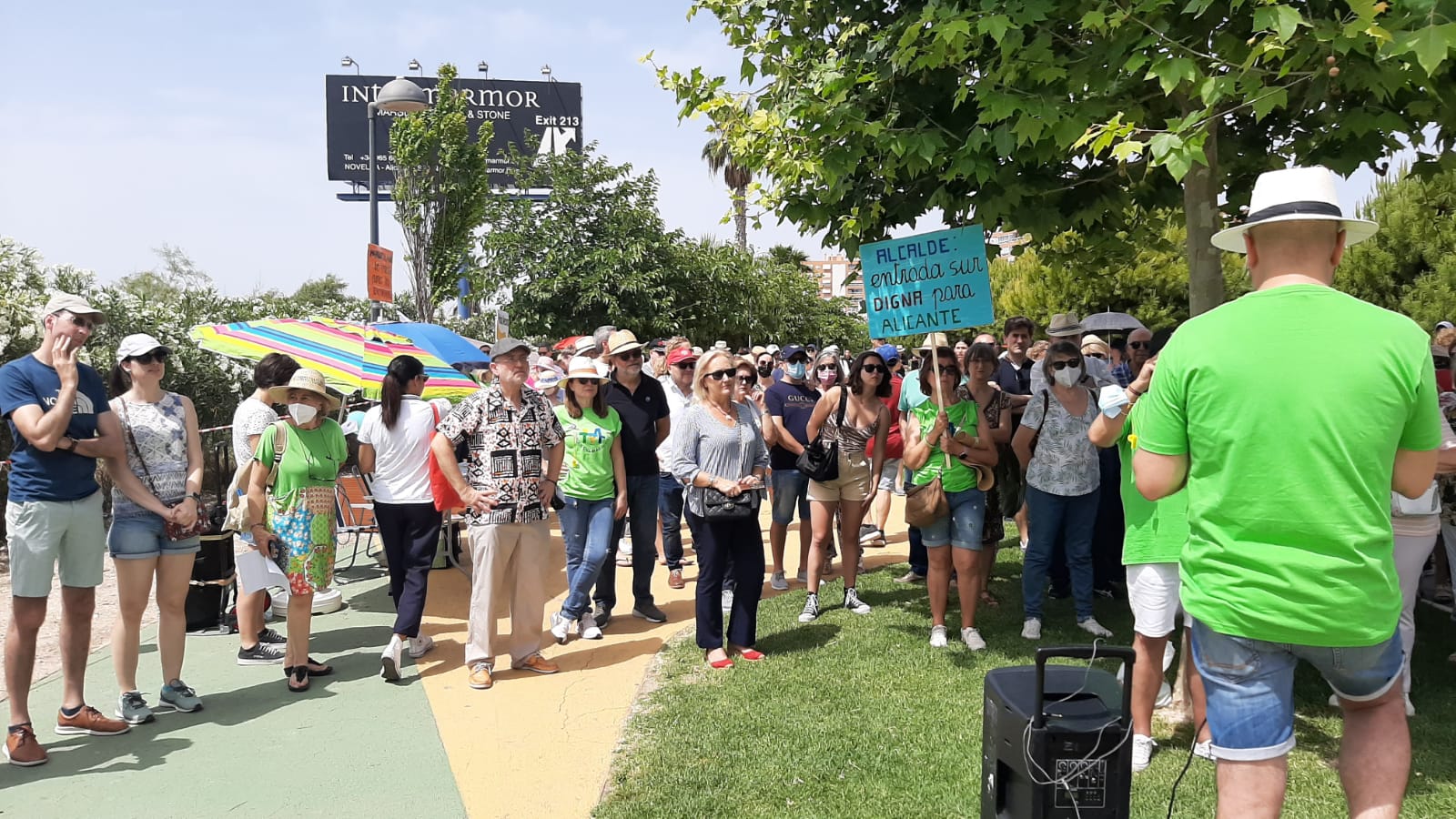 Imagen de archivo de una concentración de la Asociación de Vecinos Parque del Mar de Alicante solicitando unos accesos peatonales