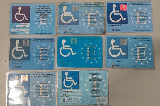 Tarjetas fraudulentas para aparcar en zonas PMR incautadas en Arrecife, Lanzarote.