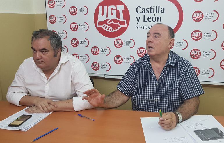 El secretario General de FESP UGT de Segovia, Miguel Angel Mateo, - derecha -  y el secretario de la FESP regional, Tomás Pérez  durante la presentación de los acuerdos con las administraciones