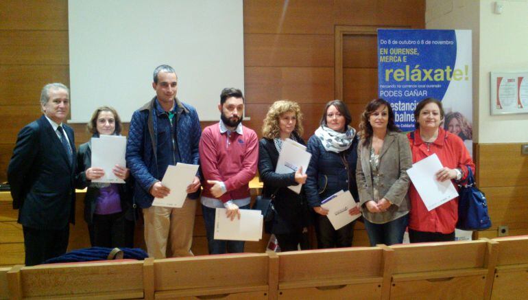 Foto de familia de los premiados por la campaña "En Ourense, merca e reláxate"