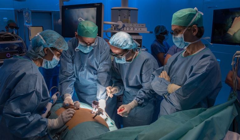 Moment d&#039;una intervenció de ronyó feta a l&#039;Hospital Clínic.