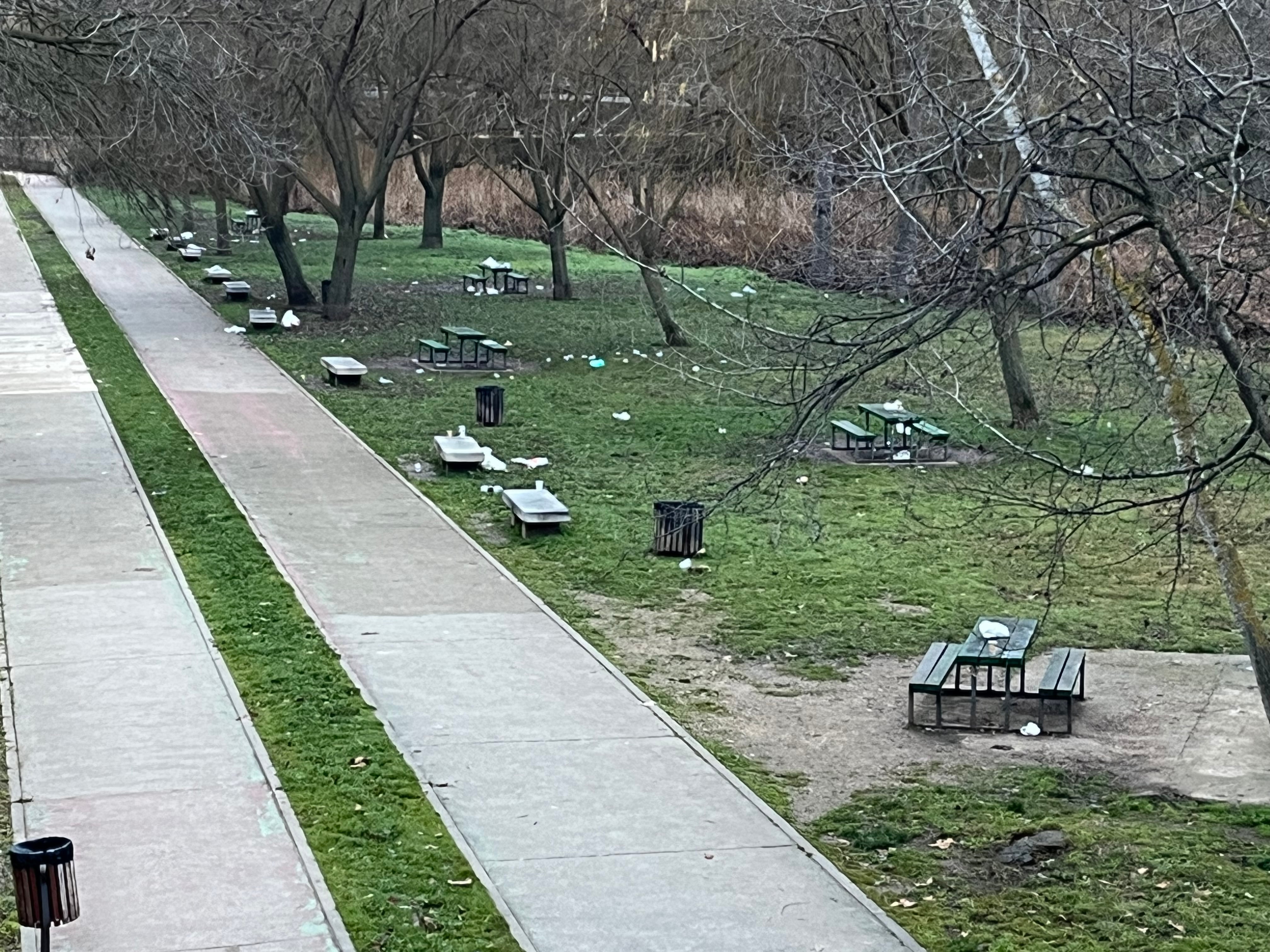 Imagen de la forma en la que amanecen las riberas del río Carrión en Palencia tras el botellón, residuos que son retirados por la empresa de aseo urbano