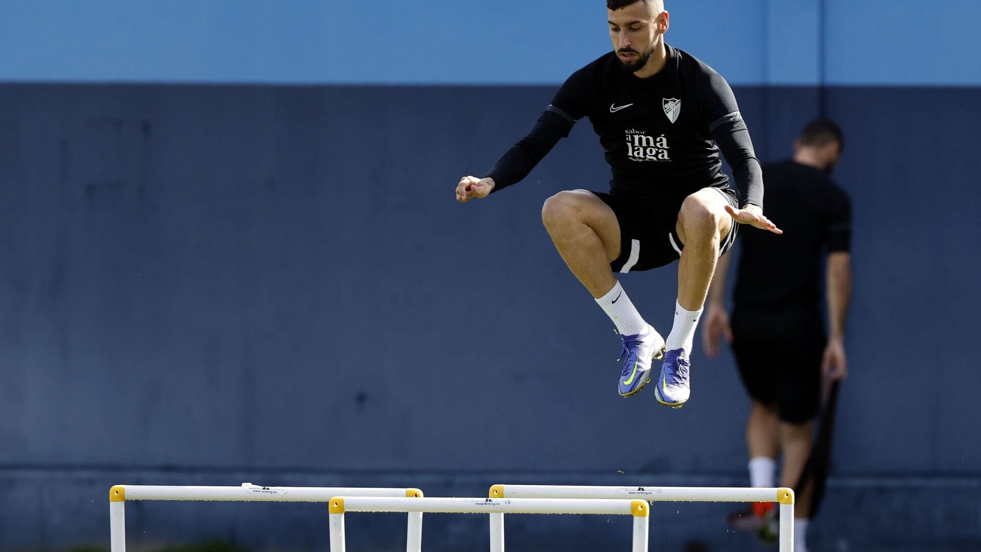 El jugador del Málaga Vadillo realiza un salto en el entrenamiento