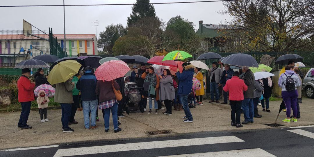 Movilización a las puertas de la Escuela de Carnoedo en Sada