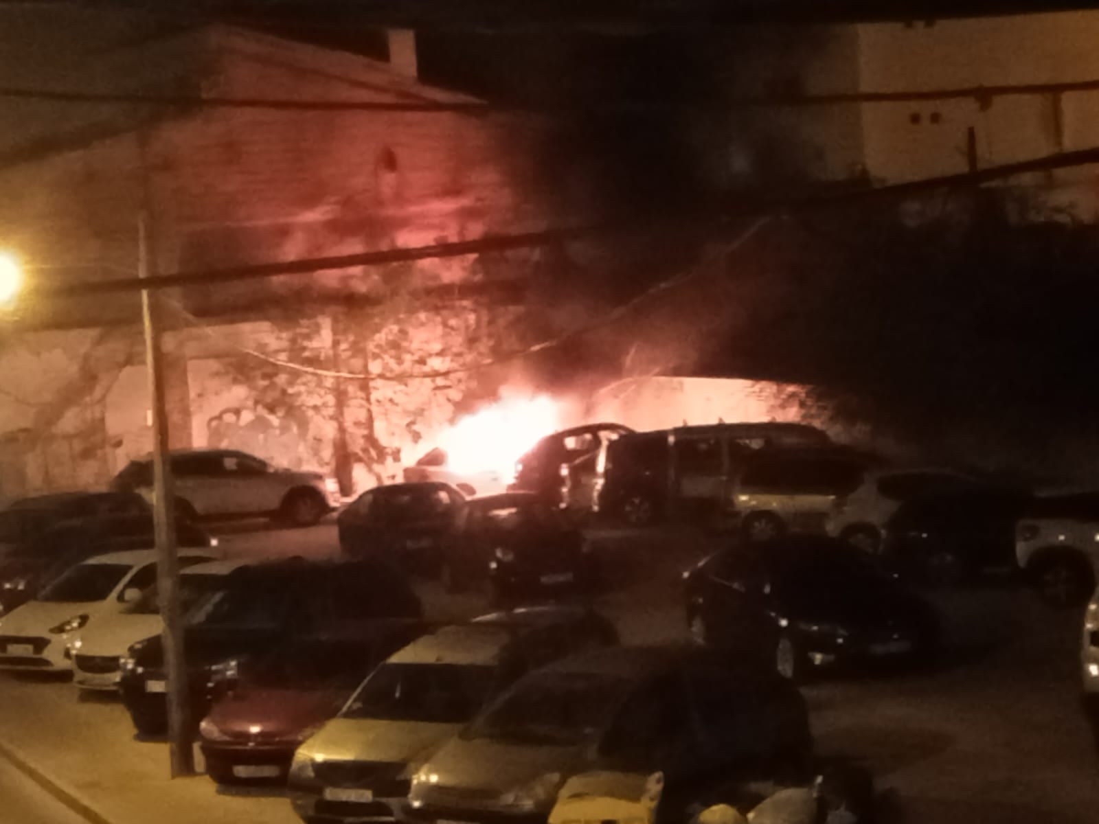 Momento del incendio desde la vivienda de uno de los vecinos