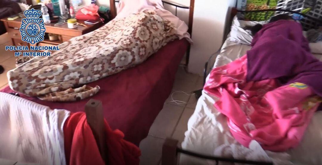 Imagen de dos mujeres explotadas sexuales por una mafia