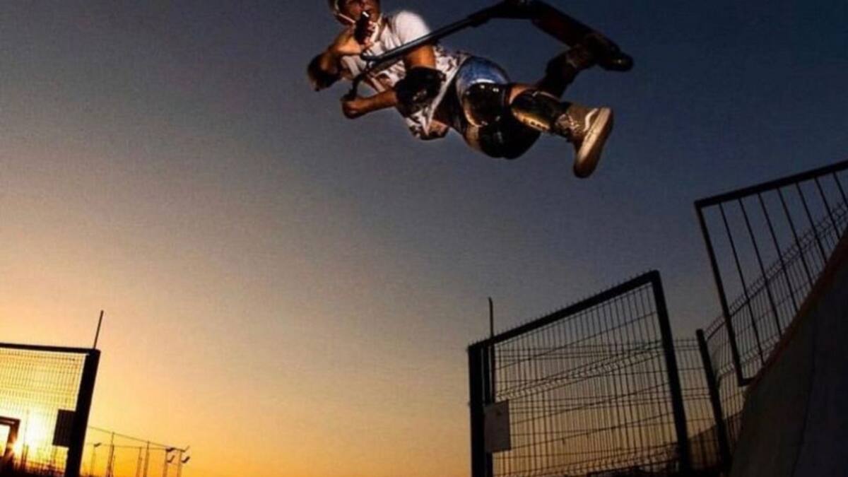 El linense Alejandro Domínguez un campeón del patinete acrobático