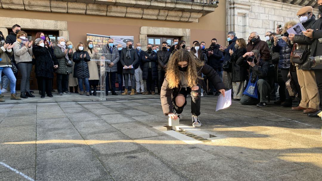 Los nueve adoquines colocados en la plaza del ayuntamiento de Ponferrada son el vértice del monumento "Stolpersteine" al oeste de Europa