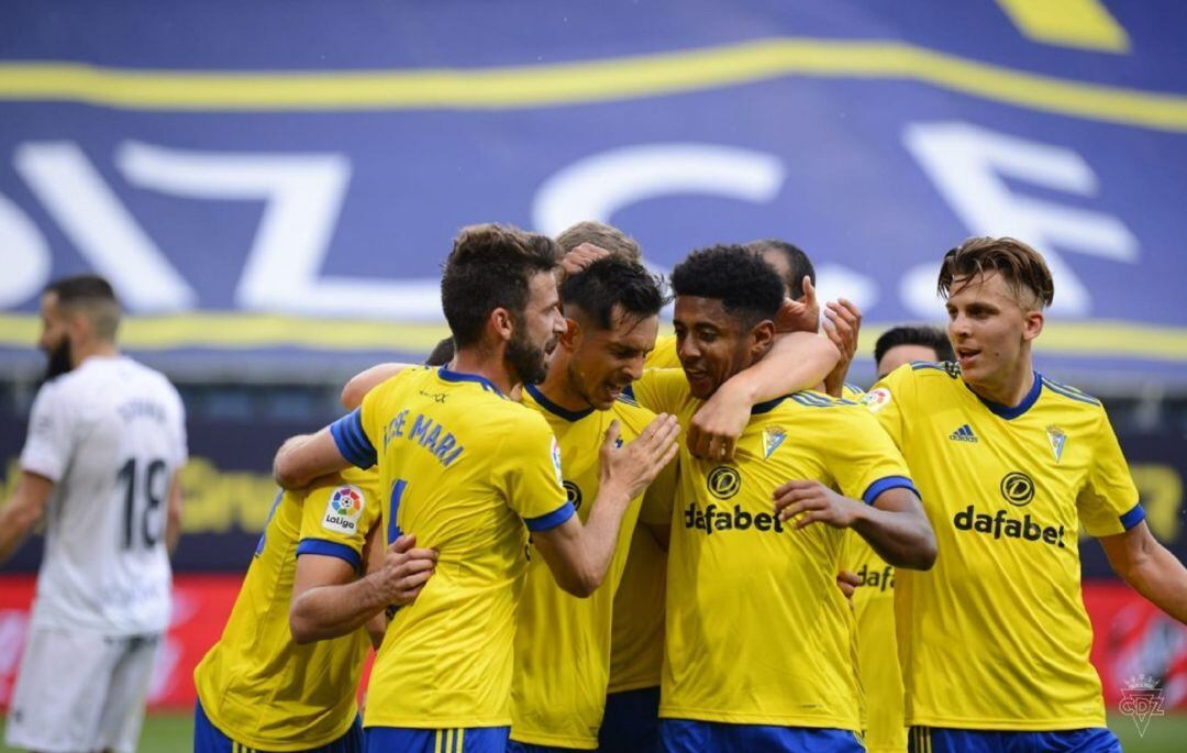 Los jugadores del Cádiz CF celebrando el gol de Marcos Mauro ante el Huesca.
