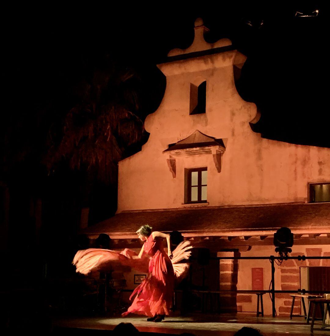 María Moreno baila frente a la capilla del castillo de Santa Catalina