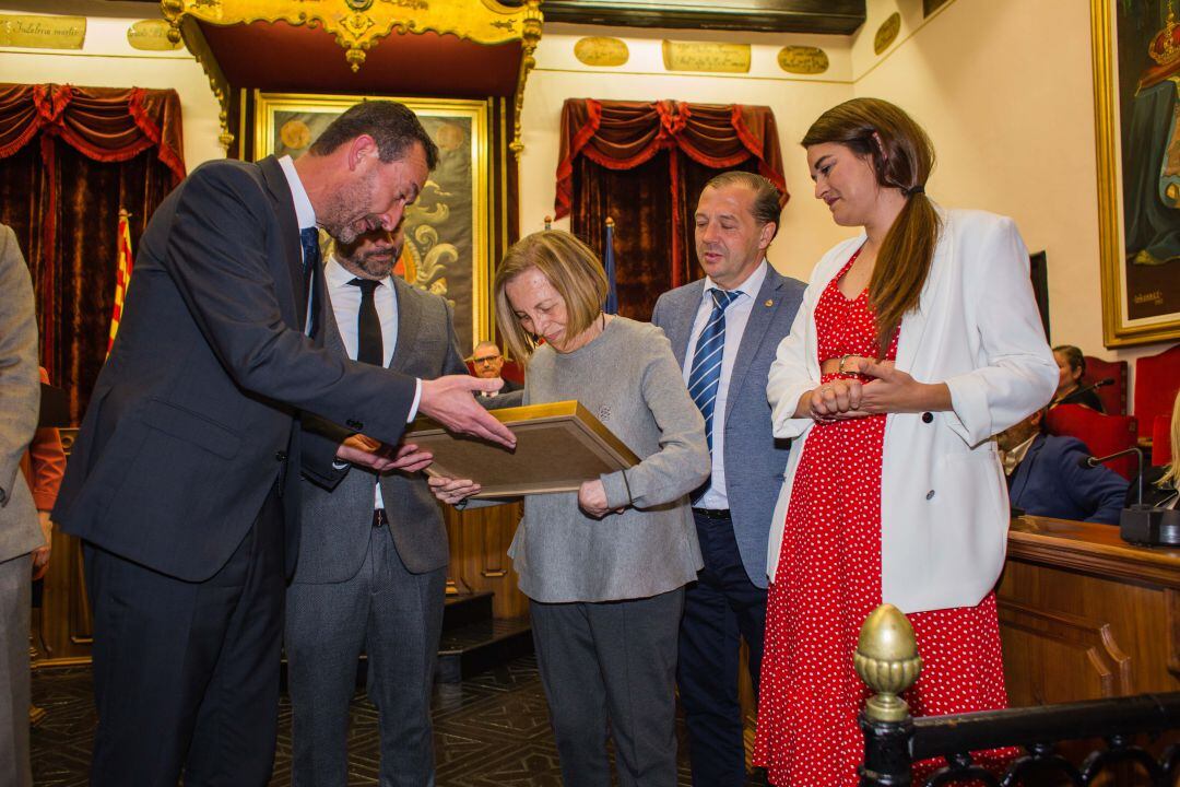 La hermana de Vicente Verdú, Antonia Isabel, recoge la distinción de manos del alcalde Carlos González