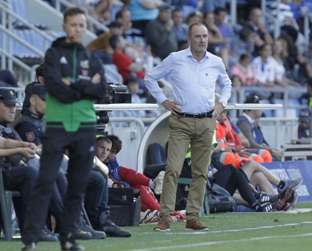 Víctor Fernández, en la banda del Heliodoro durante el último partido