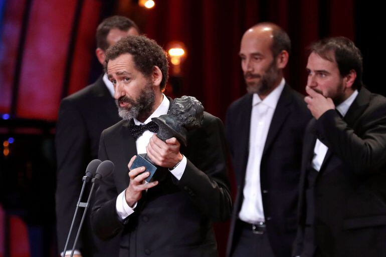 Aitor Arregi, Andoni de Carlos, Jon Garaño y José Mari Goenaga tras recibir el premio al &quot;Mejor guión original&quot; por su trabajo en &quot;Handia&quot;, durante la 32 Edición de los Premios Goya que se celebra esta noche en el Madrid Marriott Auditorium Hotel.