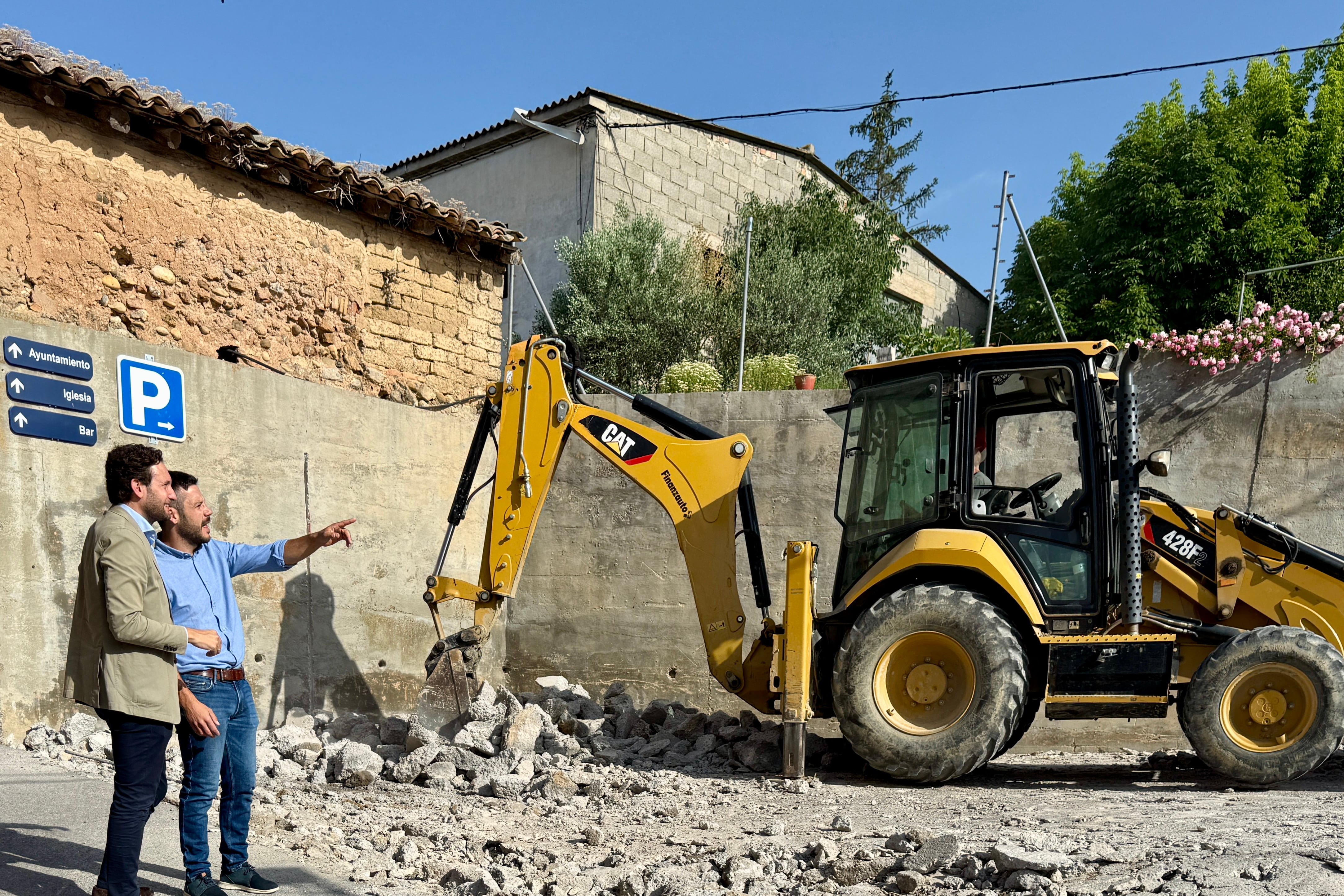 José Lorenzo Rabal, acalde de Secastilla, e Isaac Claver visitando unas obras en la localidad.