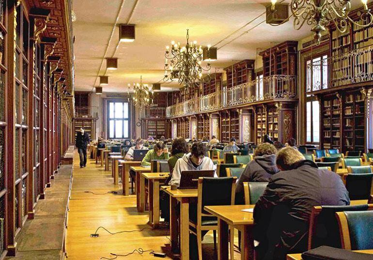 Estudiantes en la biblioteca de la Facultade de Historia y Xeografía