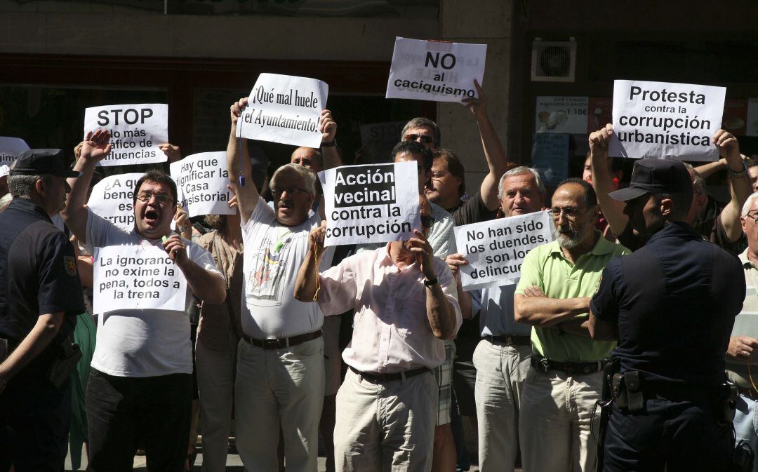 Vecinos de Valladolid se concentran frente a los juzgados durante las delcaraciones con motivo de las declaraciones en el Juzgado de Instrucción número 1 por el caso del PGOU 	 
 