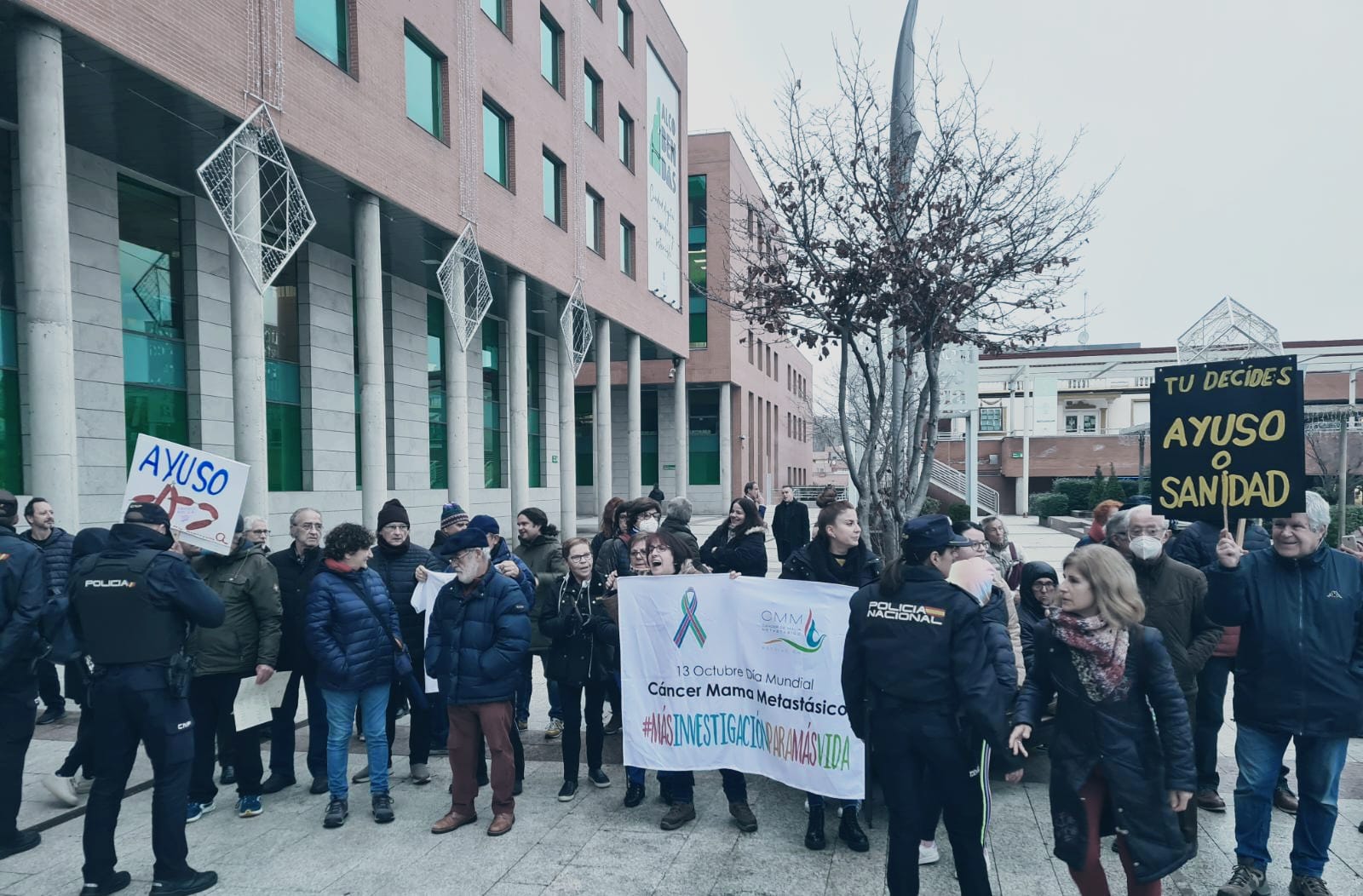 Díaz Ayuso es recibida entre protestas a su llegada a Alcobendas