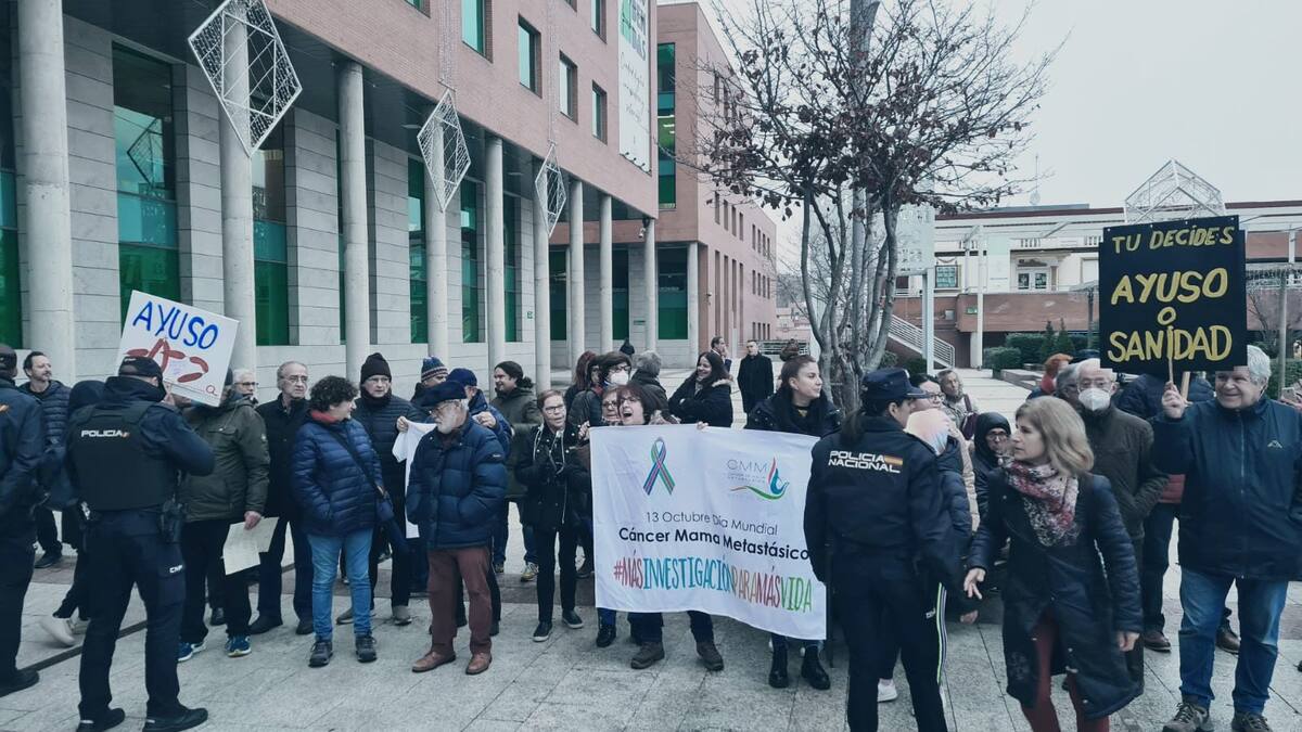 Díaz Ayuso es recibida entre protestas y aplausos a su llegada a Alcobendas