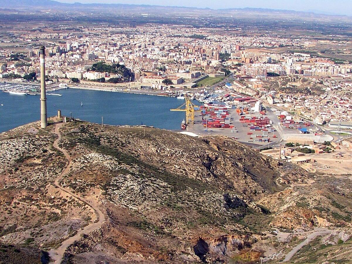 Servicios de emergencia apagan el incendio provocado en el buque 'Lago de Como' de bandera de Panamá que transporta bobinas de acero