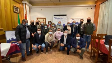 Foto de familia con los asistentes al congreso del PP de Jódar