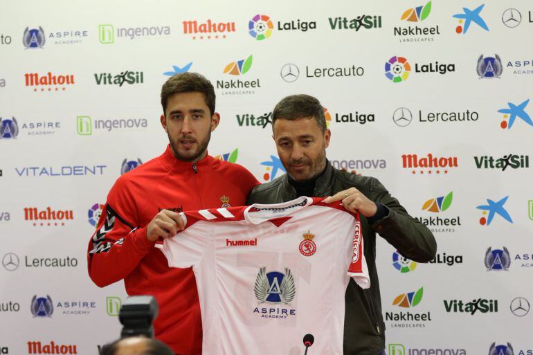 Ángel García y Óscar Cano, durante la presentación del lateral madrileño