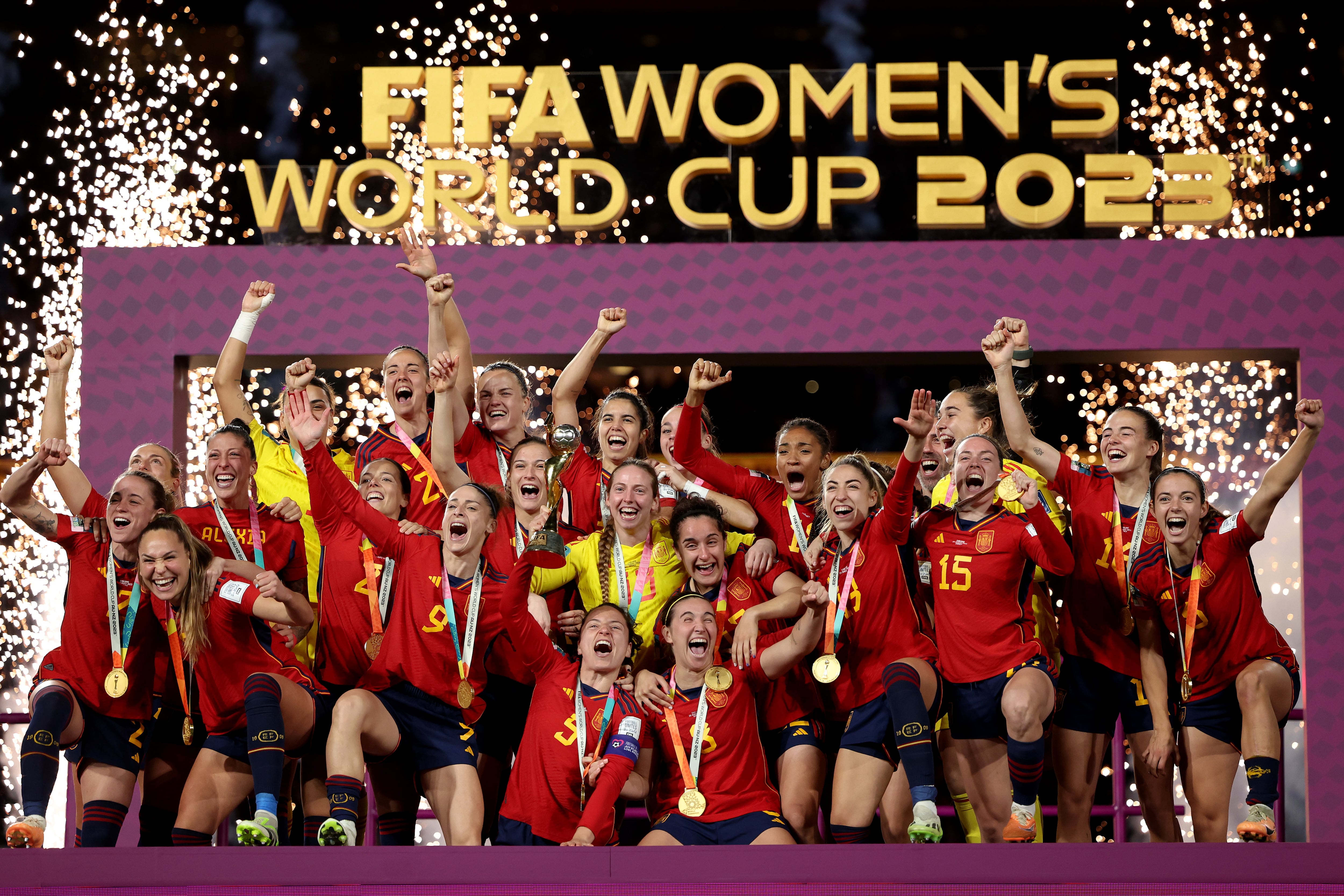 Las jugadoras de la selección española levantan el trofeo de campeonas del mundo en Australia