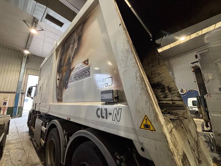 Camión MVH afectado por incendio provocado por cenizas